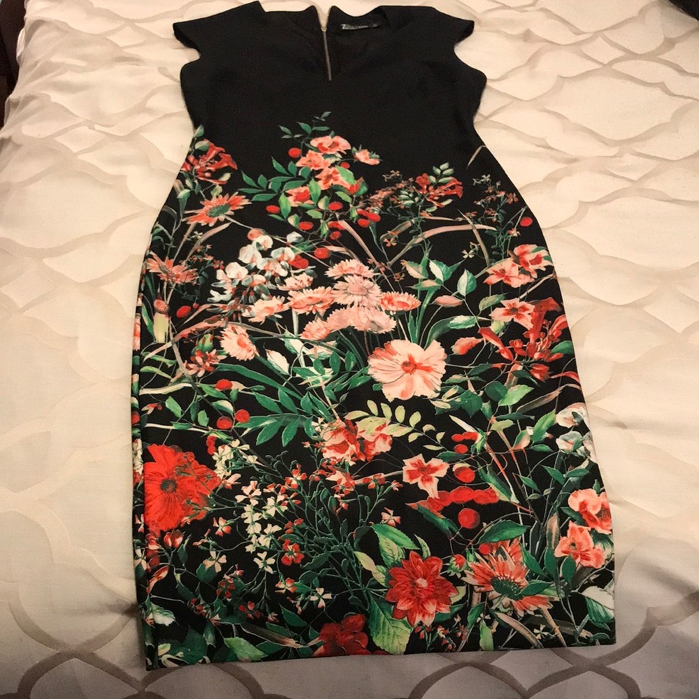NY&CO Floral Dress. Back zipper